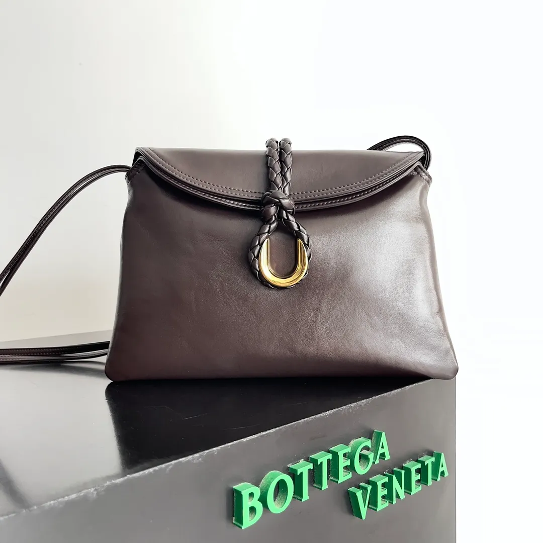Batch 1680 Inspired by the 1970s, the Bottega Veneta women's logo shoulder bag has a smooth leather surface that brings a clean and handsome feel, just like the neatness and tenacity of a working woman. The front buckle is made of high-quality hardware pendant, the overall retro elegance, and the excellent leather feels soft. This Bottega Veneta series can be described as beautiful, weakening the complexity of the outfit, not competing for it, and only using the best quality to interpret itself. Style number: 806034 (large size) Size: 30*20*8cm